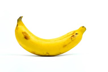 Beyaz arka planda izole edilmiş taze olgun muzlar..