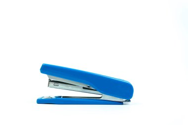 Zımba ve zımbalar beyaza izole edilmiş, Ofis Malzemeleri Mavi Zımba Zımbası ise beyaza izole edilmiş.