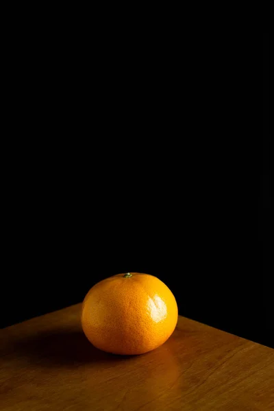 Oranžové Černém Pozadí Zátiší Ovoce Fotografie Oranžové Dřevěném Stole Černým — Stock fotografie