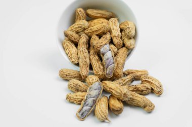 Beyaz arka planda izole edilmiş tabak ve bir kase ceviz..