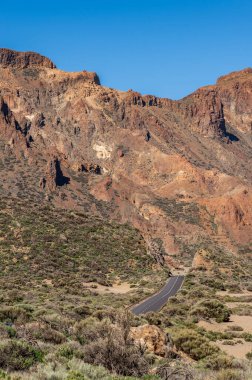 Dağlık, volkanik bir araziyi kesen bir yol. Teidi Dağı 'nda, Tenerife' de. İspanya 'nın en yüksek noktasıdır..