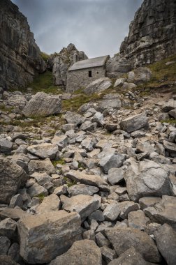 Galler 'deki Pembrokeshire Sahili' ndeki Aziz Govan Şapeli 'nin güzel bir görüntüsü. Taş şapel, uçurum yüzeyine inşa edildiği için eşsizdir.