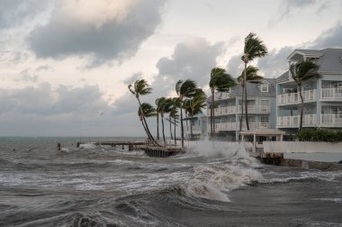 Kızgın bir okyanus, Key West, Florida 'nın kıyılarını kırbaçlıyor..