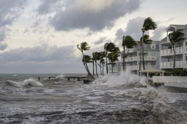 Kızgın bir okyanus, Key West, Florida 'nın kıyılarını kırbaçlıyor..