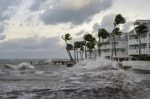 Kızgın bir okyanus, Key West, Florida 'nın kıyılarını kırbaçlıyor..