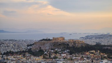 Atina 'da gün batımında, Parthenon ve Akropolis Lycabettus tepesi perspektifinden bakıldığında, Atina ve Yunanistan