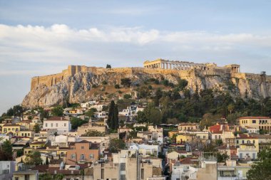 Akropolis 'in Atina' daki manzarası, sabahın erken saatlerinde binaları ve Parthenon 'u aydınlatırken, eski şehre tepeden bakıyor.