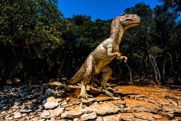 克罗地亚Brijuni岛南部悬崖上的恐龙雕像 图库图片