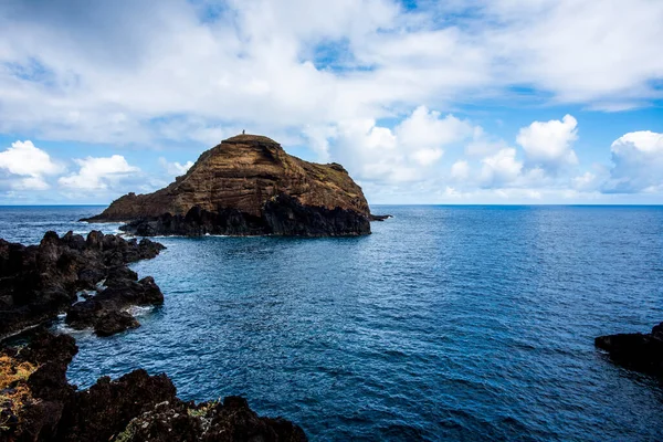 Océano Atlántico Estrella Sobre Las Rocas Costa Madeira Día Nublado — Foto de Stock
