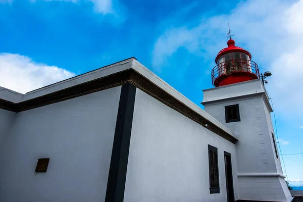 Viejo Faro Rojo Blanco Con Casa Silueta Contra Cielo Azul — Foto de Stock