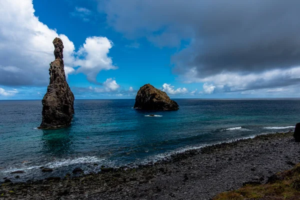 Océano Atlántico Estrella Sobre Las Rocas Costa Madeira Día Nublado — Foto de Stock