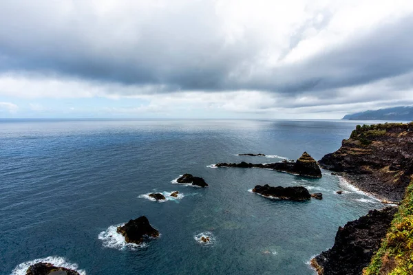 Atlantic Ocean Crashes Rocks Coast Madeira Cloudy Day Calm Sea — Stock Photo, Image