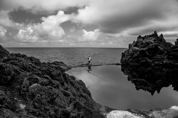 Рибалка Жовтим Жилетом Риболовецьким Стрижнем Берегах Природних Басейнів Півночі Мадейри — стокове фото