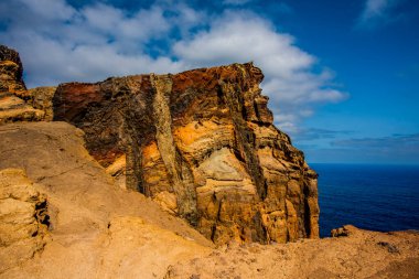 Ponta de Sao Lourenco panorama lav dağları ve güneş yanığı çayırlar arasında Madeira Portekiz 'deki lav kayalıklarına çarpan dalgalarla
