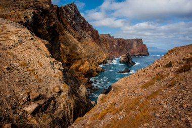 Ponta de Sao Lourenco panorama lav dağları ve güneş yanığı çayırlar arasında Madeira Portekiz 'deki lav kayalıklarına çarpan dalgalarla