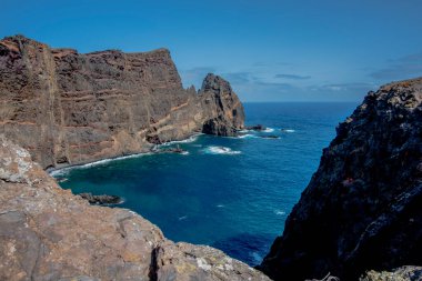 Ponta de Sao Lourenco panorama lav dağları ve güneş yanığı çayırlar arasında Madeira Portekiz 'deki lav kayalıklarına çarpan dalgalarla