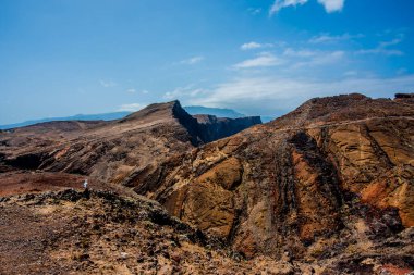Ponta de Sao Lourenco panorama lav dağları ve güneş yanığı çayırlar arasında Madeira Portekiz 'deki lav kayalıklarına çarpan dalgalarla