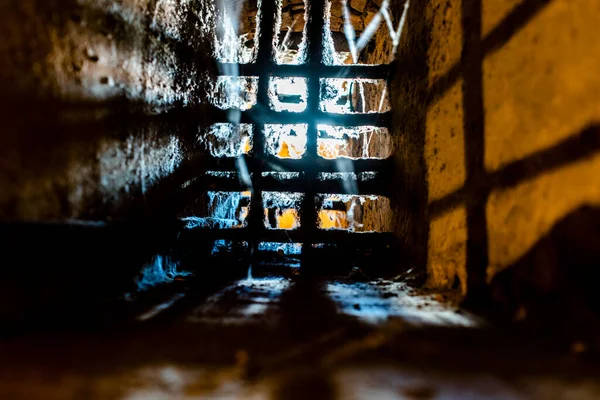 Altes Fenster Mit Gittern Und Spinnweben Den Verliesen Des Schlosses — Stockfoto