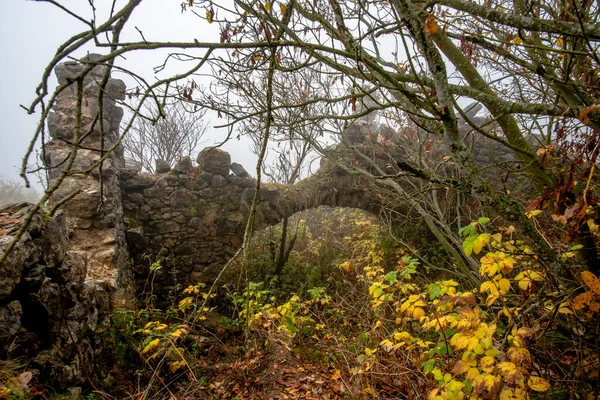 Ruiny Schronisk Alpejskich Wśród Lasów Urozmaiconych Zielonego Żółtego Pomarańczowego Chmurami — Zdjęcie stockowe