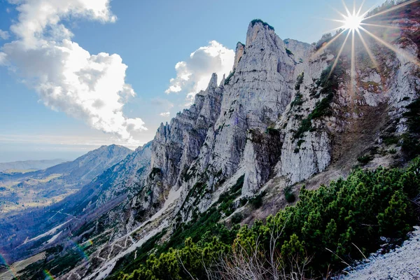 Caminos Rocosos Entre Los Picos Alpinos Los Bosques Cielo Azul — Foto de Stock