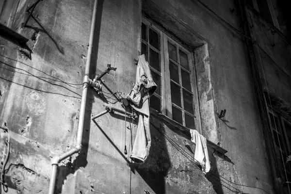 Dżinsy Wiszące Ścianie Domu Oknem Oznaczają Pośpieszny Roccambolesque Wyjazd — Zdjęcie stockowe