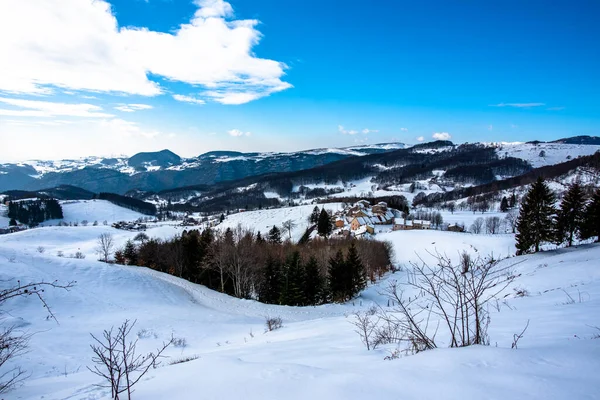 Kleines Schneebedecktes Dorf Mit Verlassenen Gebäuden Den Lessinia Tälern Bei — Stockfoto