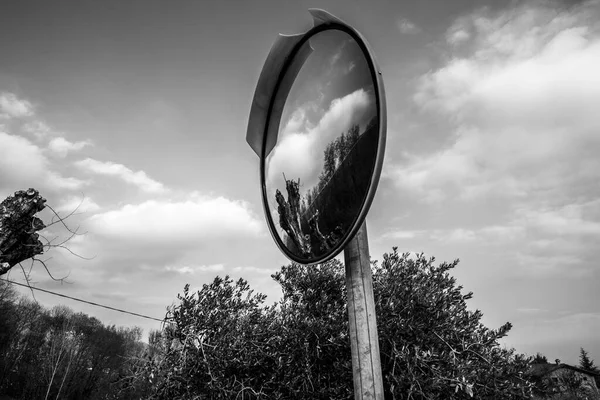 Kulaté Zrcadlo Kraji Silnice Odráží Starý Strom Modrou Oblohu Vallonara — Stock fotografie