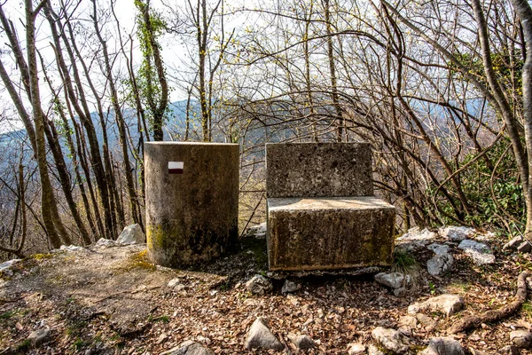 Samotna Ławka Żelbecie Studnią Boku Nad Wzgórzami Wokół Vallonara Vicenza — Zdjęcie stockowe
