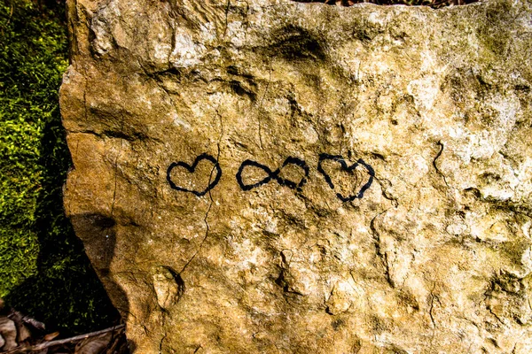 在意大利Vallonara Vicenza Veneto的岩石上写下了永恒的爱的心和无限的符号 — 图库照片