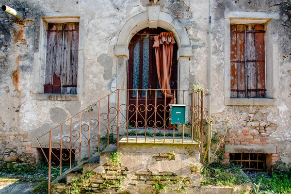 Antiga Casa Pedra Com Porta Arqueada Madeira Vidro Com Toldo — Fotografia de Stock