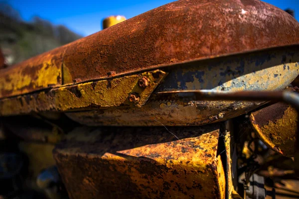 Yıpranmış Paslanmış Eski Sarı Bir Toprak Hareket Makinesinin Yakınına — Stok fotoğraf