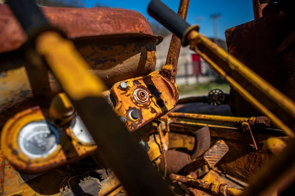 Yıpranmış Paslanmış Eski Sarı Bir Toprak Hareket Makinesinin Yakınına — Stok fotoğraf