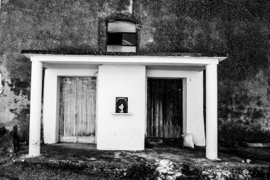 Sossano Vicenza Veneto İtalya 'da iki kapısı olan eski evin önünde.