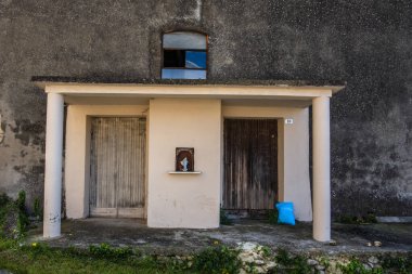 Sossano Vicenza Veneto İtalya 'da iki kapısı olan eski evin önünde.