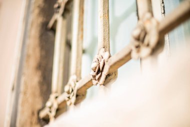 Rovereto Trentino Italya 'da beyaz boyanmış demir ızgaraya yaklaş.