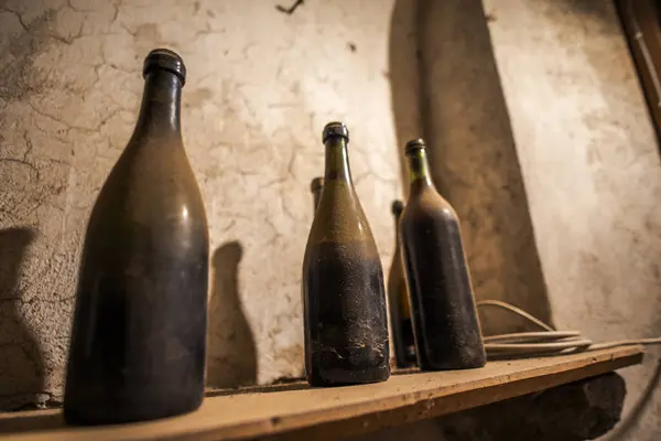 Закрытые Бутылки Антикварного Вина Старом Подвале Пылью Паутиной — стоковое фото