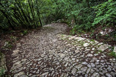 Eski kaldırım taşlı yol kıvrımları ve yamaçlı köy yolu Malcesine 'deki Baldo Dağı' nın eteklerinde Garda Verona Veneto Gölü 'nde İtalya' da.