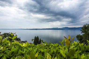 Garda Gölü manzaralı Garda Gölü manzaralı bitki örtüsü ve ortaçağ köyleri arasında Garda Gölü manzaralı Verona Veneto İtalya