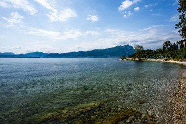 Garda Gölü manzaralı Garda Gölü manzaralı bitki örtüsü ve ortaçağ köyleri arasında Garda Gölü manzaralı Verona Veneto İtalya