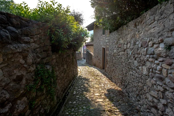 Uitzicht Een Middeleeuwse Laan Met Stenen Gebouwen Oude Huizen Een — Stockfoto