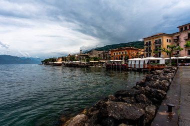 Garda Gölü 'ndeki küçük Torri del Benaco limanının muhteşem manzarası Garda Verona Veneto Gölü' ndeki ortaçağ köyü.