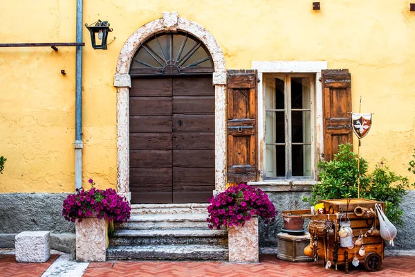 Verona Veneto İtalya 'sında sarı kapılı antik oyun arabası olan ortaçağ kapısı.