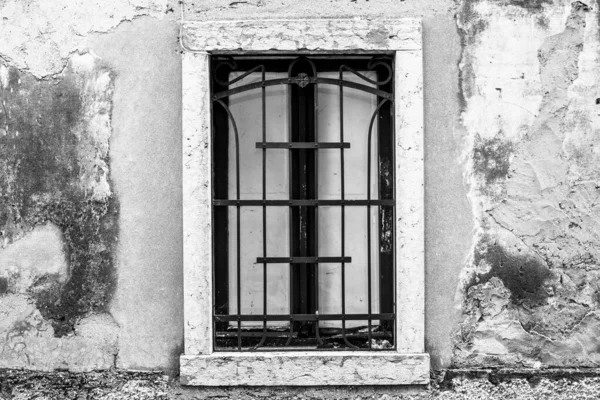 关闭窗户与铁栏杆和白色内部阳台关闭白色大理石轮廓 — 图库照片