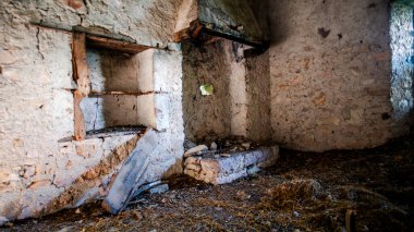 Terk edilmiş kır evi bacası Torri del Benaco Gölü 'ndeki eski kır evi Garda Verona Veneto İtalya