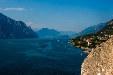Garda Gölü 'nün, Garda Gölü' nün kıyıları, Garda Gölü 'nün kıyıları, dağlar ve Torri del Benaco yakınlarında Garda Verona Veneto Gölü yakınlarında doğa manzarası.