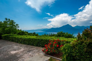 Garda Gölü 'nün, Garda Gölü' nün kıyıları, Garda Gölü 'nün kıyıları, dağlar ve Torri del Benaco yakınlarında Garda Verona Veneto Gölü yakınlarında doğa manzarası.