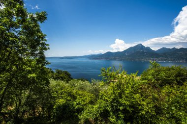 Garda Gölü 'nün, Garda Gölü' nün kıyıları, Garda Gölü 'nün kıyıları, dağlar ve Torri del Benaco yakınlarında Garda Verona Veneto Gölü yakınlarında doğa manzarası.