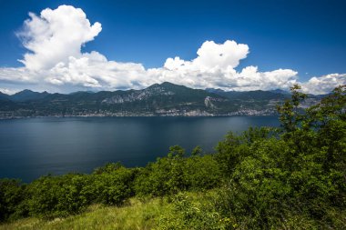 Garda Gölü 'nün, Garda Gölü' nün kıyıları, Garda Gölü 'nün kıyıları, dağlar ve Torri del Benaco yakınlarında Garda Verona Veneto Gölü yakınlarında doğa manzarası.