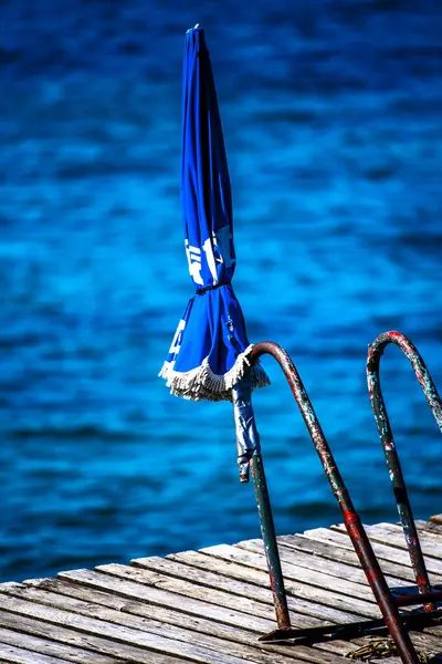 Abandoned Blue White Umbrella Jetty Torri Del Benaco Lake Garda — Stock Photo, Image