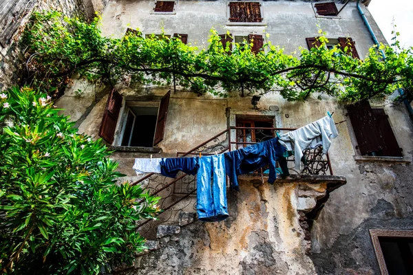 Clothes Hanging Old House Ivy Covered Staircase Torri Del Benaco — Stock Photo, Image